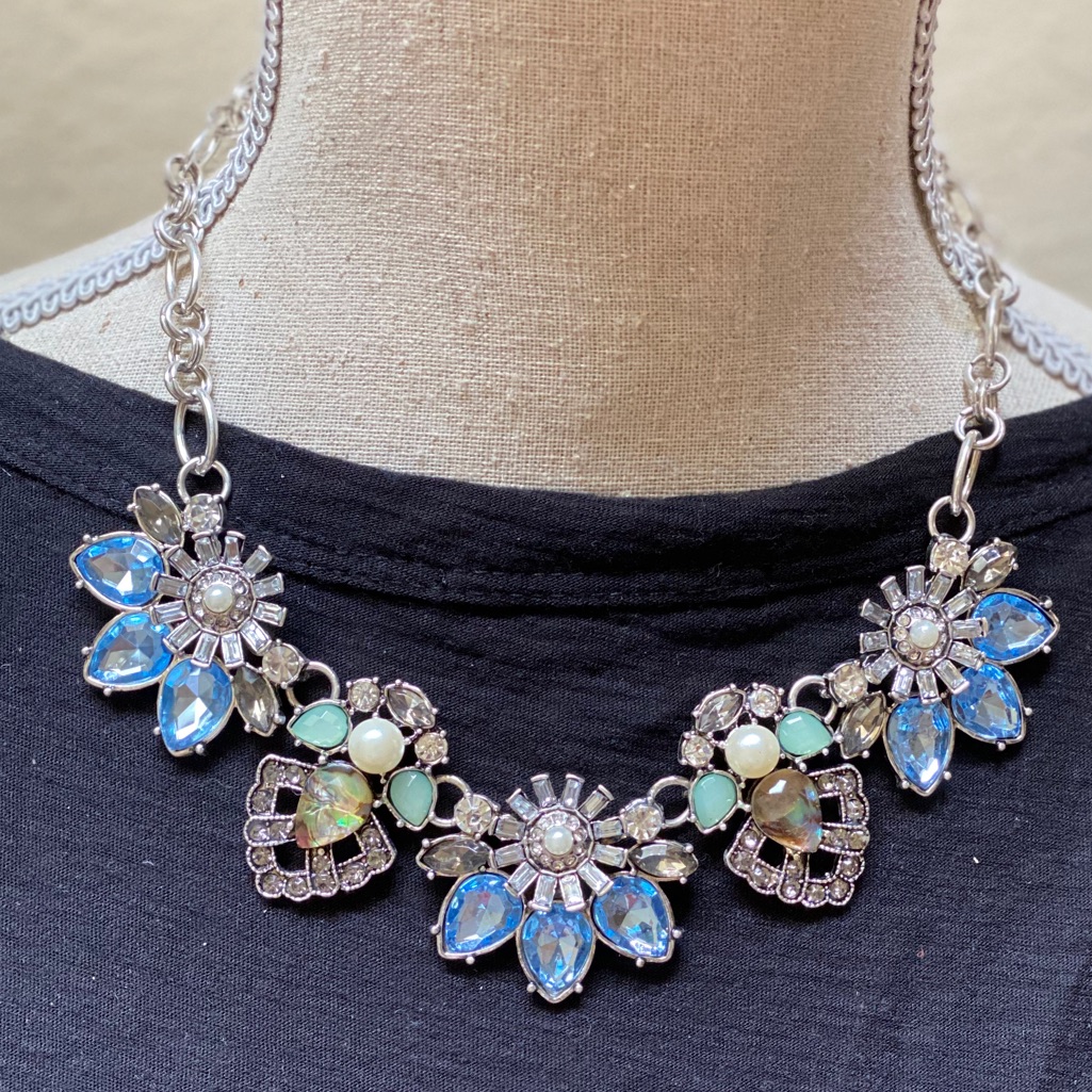 Nwt Vivi Multi Stone Necklace 12$